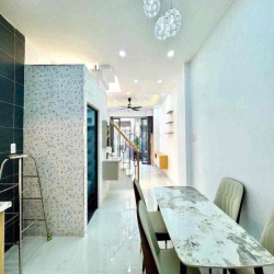 NHÀ MỚI FULL NỘI THẤT 52m2 1LẦU 2PN 2WC HXH GẦN CHỢ