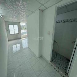 Nhà 2 lầu, điện nước chính thức, có máy lạnh