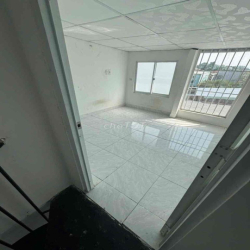 Nhà 2 lầu, điện nước chính thức, có máy lạnh