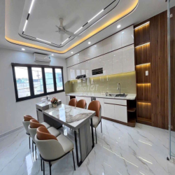 nhà đẹp y hình 4 x 18 có 5pn 6wc sân thượng 