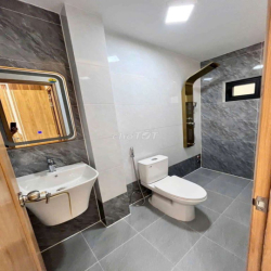 nhà đẹp y hình 4 x 18 có 5pn 6wc sân thượng 