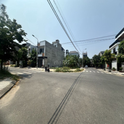 Cho thuê đất lô góc ngã tư, 2 mặt tiền - Hoà Xuân