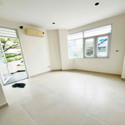 Cho thuê căn góc nhà mới 5x18m 3 lầu có 5PN có máy lạnh