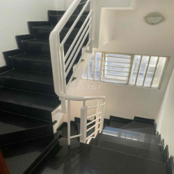 nhà 1 trệt 2 tầng ngay DH Nguyễn tất thành