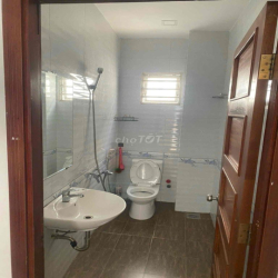 nhà 1 trệt 2 tầng ngay DH Nguyễn tất thành