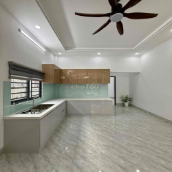 Nhà Bán Sân đậu ô tô, Gần Trung Tâm