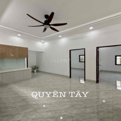 Nhà Bán Sân đậu ô tô, Gần Trung Tâm