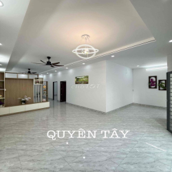 Nhà Bán Sân đậu ô tô, Gần Trung Tâm