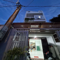 NHÀ 4X18M 1 TRỆT 3 LẦU 4PN CÓ MÁY LẠNH ĐƯỜNG 6M THÔNG