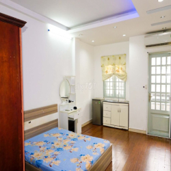 CHDV 45m2 BAN CÔNG - WC có BỒN TẮM gần  ETOWN Cộng Hòa P13 Tân Bình