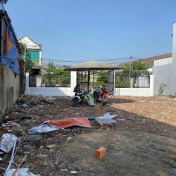 Cho thuê đất trống. 200m2 giá 2tr hẻm xe hơi