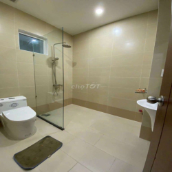 NHÀ PHỐ SẠCH ĐẸP TRỆT, 3 LẦU, 5PN, SÂN XE HƠI, GẦN NGÃ TƯ GA