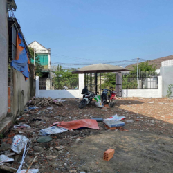 Cho thuê đất trống. 200m2 giá 2tr hẻm xe hơi