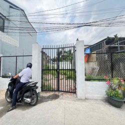 Cho thuê đất trống. 200m2 giá 2tr hẻm xe hơi