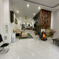 NHÀ PHỐ SẠCH ĐẸP TRỆT, 3 LẦU, 5PN, SÂN XE HƠI, GẦN NGÃ TƯ GA