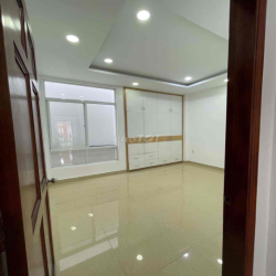 NHÀ ĐẸP 5PN_4WC ÔTÔ NGỦ TRONG NHÀ, KDC HỒNG ĐÀO QL13 TĐ