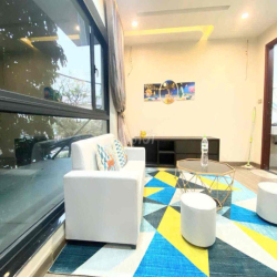 Cho thuê căn hộ full đồ 50m2, có hầm để xe, thang máy, mặt đường lớn