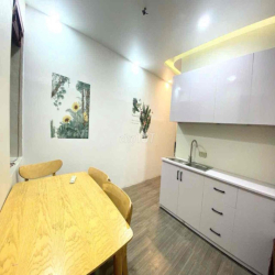 Cho thuê căn hộ full đồ 50m2, có hầm để xe, thang máy, mặt đường lớn