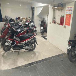 Cho thuê căn hộ full đồ 50m2, có hầm để xe, thang máy, mặt đường lớn