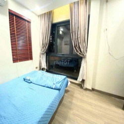 Cho thuê căn hộ full đồ 50m2, có hầm để xe, thang máy, mặt đường lớn