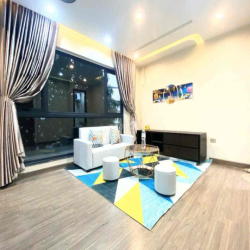 Cho thuê căn hộ full đồ 50m2, có hầm để xe, thang máy, mặt đường lớn