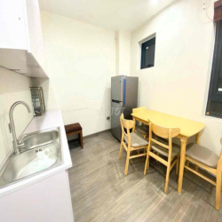 Cho thuê căn hộ full đồ 50m2, có hầm để xe, thang máy, mặt đường lớn