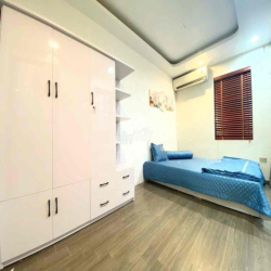 Cho thuê căn hộ full đồ 50m2, có hầm để xe, thang máy, mặt đường lớn