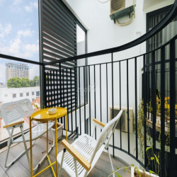 Cho thuê căn hộ Studio tầng cao thoáng ban công cửa sổ lớn.