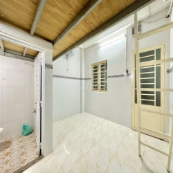 Phòng sẵn máy lạnh, giờ tự do ngay chợ Thủ Đức, tiện ra Phạm Văn Đồng
