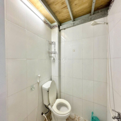Phòng sẵn máy lạnh, giờ tự do ngay chợ Thủ Đức, tiện ra Phạm Văn Đồng