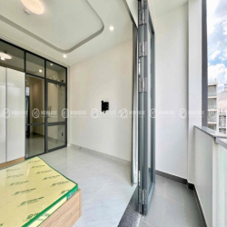 1 căn hộ tách bếp thang máy  tân bình tân phú