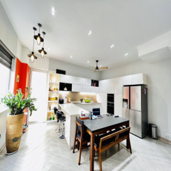 Biệt thự gốc 145m2, đông nam, 6pn 5wc, sân vườn, nhà đẹp, an ninh