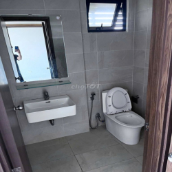 cho thuê nhanh nhà trống sẵn rèm view hồ bơi 