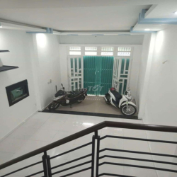 Nhà đẹp trệt, 1 lầu, sân thượng 4x18m C6 Phạm Hùng