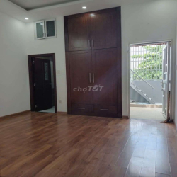 Nhà đẹp trệt, 1 lầu, sân thượng 4x18m C6 Phạm Hùng