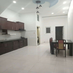 Nhà đẹp trệt, 1 lầu, sân thượng 4x18m C6 Phạm Hùng