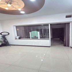 Cho thuê nhà đường kinh doanh khu Tên Lửa. 