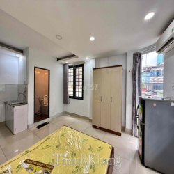 Căn Hộ Xa Bếp Cửa Sổ Bancol Full Nội Thất Rộng 35m2 Ngay Chợ Hoà Hưng