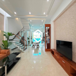 CHO THUÊ DÀI DẠN NHÀ PHỐ HIỆN ĐẠI THIẾT KẾ KHÔNG GIAN MỞ ĐÓN ÁNH SÁNG