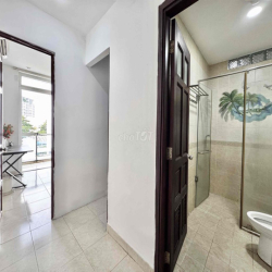 Căn hộ full nội thất 2PN -2WC cực rộng có ban công lớn khu Sân bay TSN