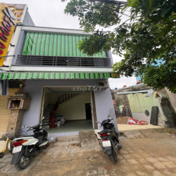 nhà 2 tầng / bên cạnh có miếng đất trống