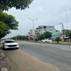 nhà 2 tầng / bên cạnh có miếng đất trống