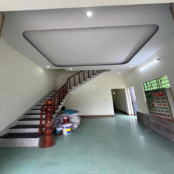 nhà 2 tầng / bên cạnh có miếng đất trống