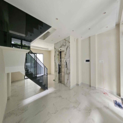 Cho thuê 1 trệt 1 lầu nhà mới 6x17m, có hầm để xe, máy lạnh giá 25tr