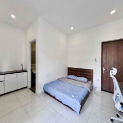 Căn hộ full nội thất CAO CẤP có ban công lớn CMT8, Tân Bình - Q10 - Q3