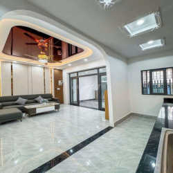 NHÀ 3 PHÒNG NGỦ - HẺM 70 ĐƯỜNG CMT8