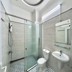 Nhiều đồ? Căn hộ ban công rộng thoáng này lo hết, đườnglớn cửa sổ trời
