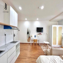 Studio Tone Trắng Sàn Gỗ Siêu Xinh Full Ánh Sáng Tự Nhiên