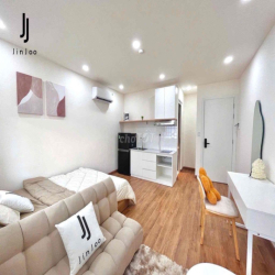 Studio Tone Trắng Sàn Gỗ Siêu Xinh Full Ánh Sáng Tự Nhiên