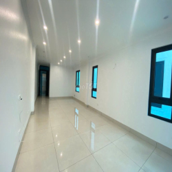 Cho thuê mặt bằng kinh doanh Phố Trạm, vỉa hè rộng, nhà mới, thang máy
